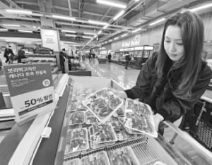 19일 서울 강서구 홈플러스 매장에서 고객이 삼겹살을 살펴보고 있다.  홈플러스 제공 
