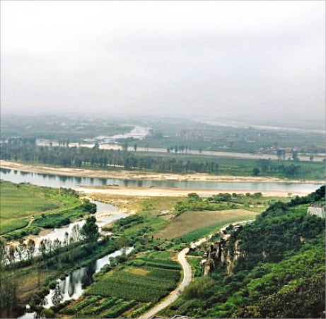 압록강 하류 북한과 거의 붙은 고구려 박작성인 현재 중국의 호산장성 위에서 바라본 북한. 