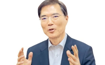 1세대 벤처 기업가의 '쓴소리'…"新산업 발전 막는 규제 솎아내야"