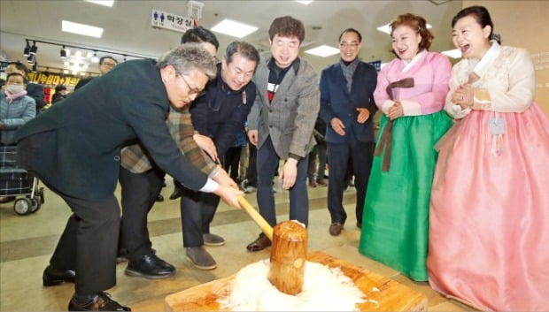 [포토] 대구·광주 시장 상인 ‘한마음 떡메치기’ 