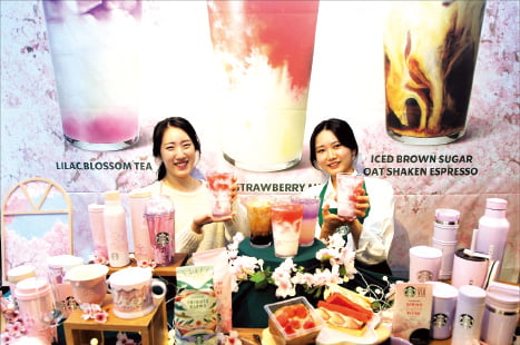 스타벅스, 국내산 설향 딸기를 활용한 봄 신규 음료 출시. 