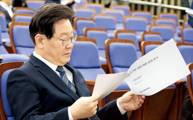 이재명 더불어민주당 대표가 21일 국회에서 열린 의원총회에서 당 전략기획위원회의 여론조사 분석 동향 자료를 살펴보고 있다. 김병언 기자 