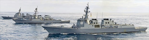 한·미·일 3국 해군의 이지스 구축함인 세종대왕함(DDG-991·앞쪽부터)과 배리함(DDG-52), 아타고함(DDG-177)이 22일 울릉도 동쪽 200㎞ 부근 공해에서 미사일 방어 합동훈련을 하고 있다.  /합동참모본부 제공 