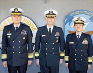왼쪽부터 해군작전사령관 김명수 중장, 미국 7함대사령관 칼 토머스 중장, 일본 자위함대사령관 사이토 아키라 해장(중장급).  /해군 제공 