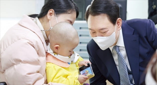 윤석열 대통령이 22일 서울 연건동 서울대어린이병원 해시 게임 바카라청소년암센터를 찾아 환아와 보호자를 격려하고 있다.  /대통령실사진기자단 