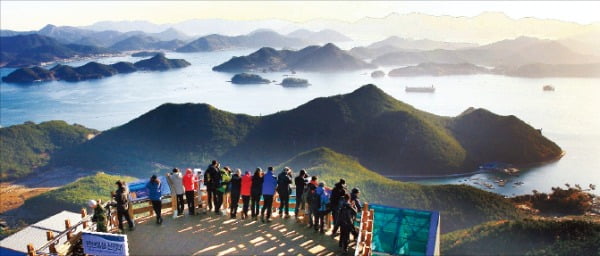 경남 통영시 미륵산에서 바라본 한려수도.  /경상남도 제공 