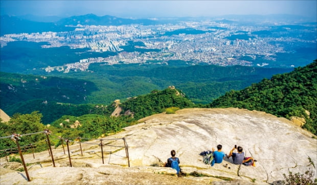 북한산에서 바라본 서울 전경. 