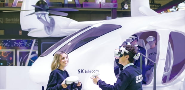 SK텔레콤은 도심항공교통(UAM) 사업을 함께하는 조비애비에이션과 협력해 실물 크기 UAM 기체를 MWC 2023 전시장에 선보였다.  SK텔레콤 제공 