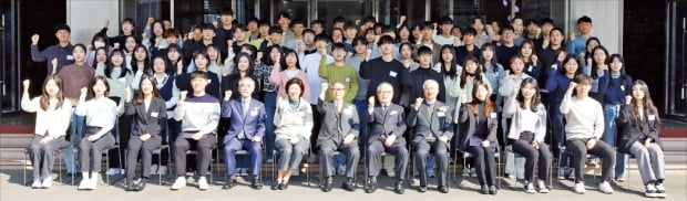 김두현 종근당고촌재단 이사장(왼쪽 일곱 번째)이 장학생들과 파이팅을 외치고 있다.  종근당고촌재단  제공 