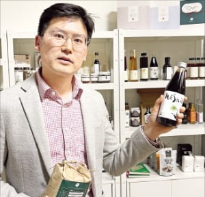 라이언 김 김씨마켓 대표가 미국 뉴욕 브루클린 사무실에서 인기 제품인 프리미엄 쌀과 매실액에 대해 설명하고 있다.  황정환 기자 