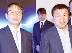 구현모 KT 대표(왼쪽)가 27일 ‘MWC 2023’에서 데니스 앤서니 위 컨버지 창업자와 KT 부스를 둘러보고 있다.   바르셀로나연합뉴스 