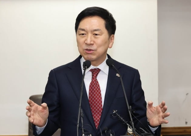 국민의힘 당권주자인 김기현 의원이 1월 31일 국회 헌정회에서 열린 자유헌정포럼 강연에서 발언하고 있다.  연합뉴스