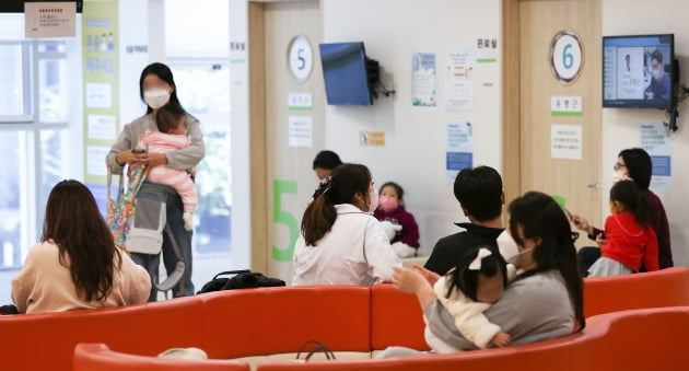 문 닫는 소아과가 늘면서 동네 소아과 진료를 보는 게 더 어려워졌다./연합뉴스