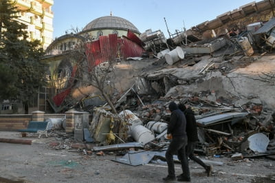 [Photo Reports] 튀르키예 덮친 대지진, 3일째 사망자 1만 명 넘어…세계 각국 구호 손길