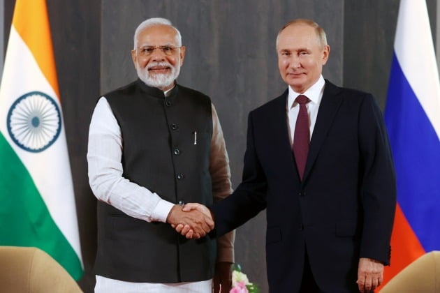 블라디미르 푸틴(오른쪽) 러시아 대통령과 나렌드라 모디 인도 총리가 2022년 9월 16일 우즈베키스탄 사마르칸트에서 열린 상하이협력기구(SCO) 정상 회의에서 악수하고 있다. 사진=AP·연합뉴스