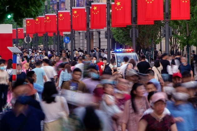 중국 시민들이 상하이 거리를 걷고 있다. 사진=로이터·연합뉴스