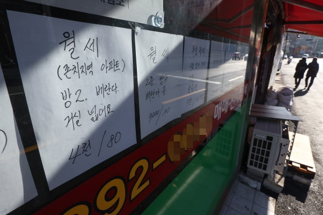 지난해 12월 서울 시내의 한 부동산 중개업소에 아파트 월세 매물 정보가 붙어 있는 모습. 사진=연합뉴스
