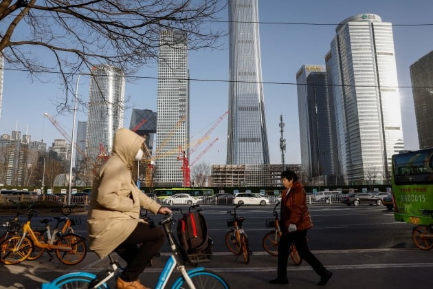 중국 베이징 시내에서 시민들이 이동하고 있다.  사진=EPA·연합뉴스