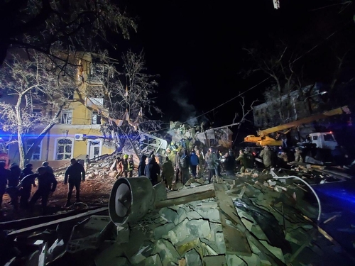우크라 아파트에 또 한밤중 폭격…"최소 23명 사상"(종합)