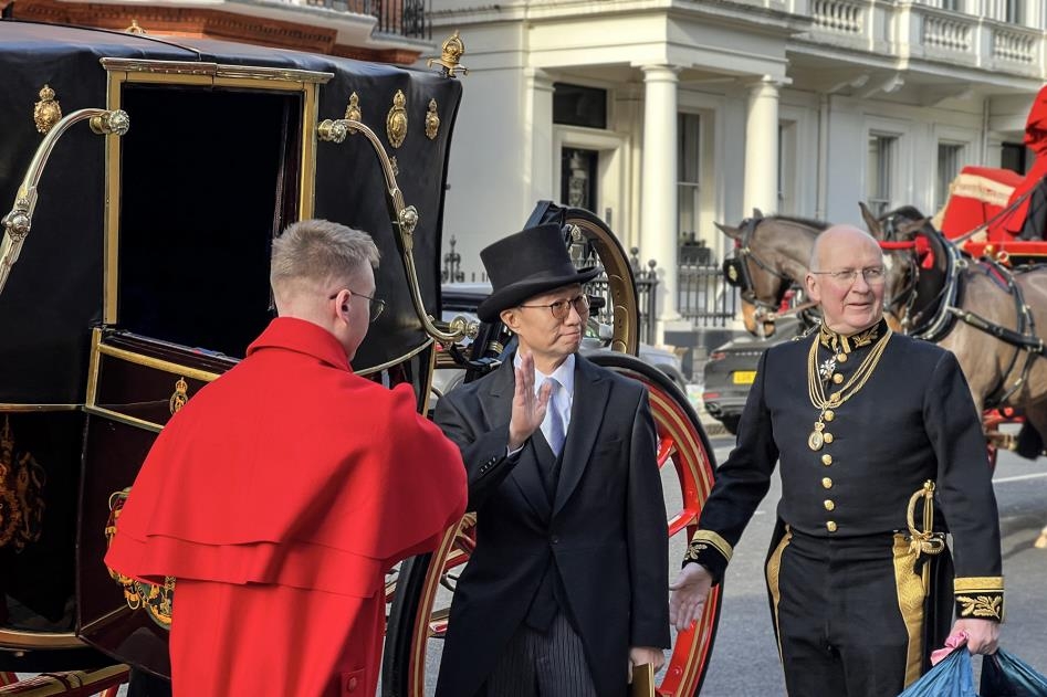 [월드&포토] 한국 외교관 태운 영국 왕실 말, 당근 선물 '오도독'