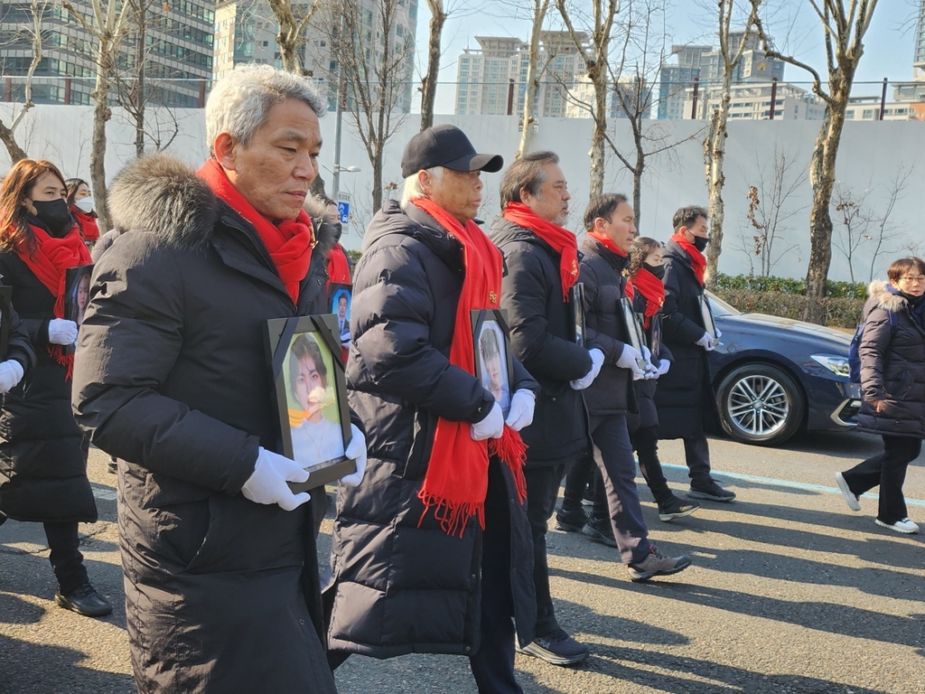 이태원참사 유족, 서울광장 분향소 기습 설치…경찰과 대치