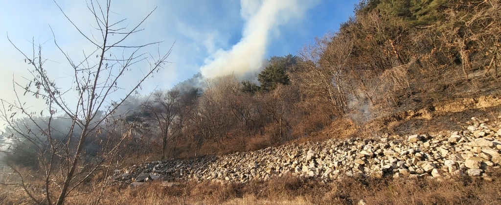 인제서 주택 화재 산불로 확산…헬기 4대 진화 중