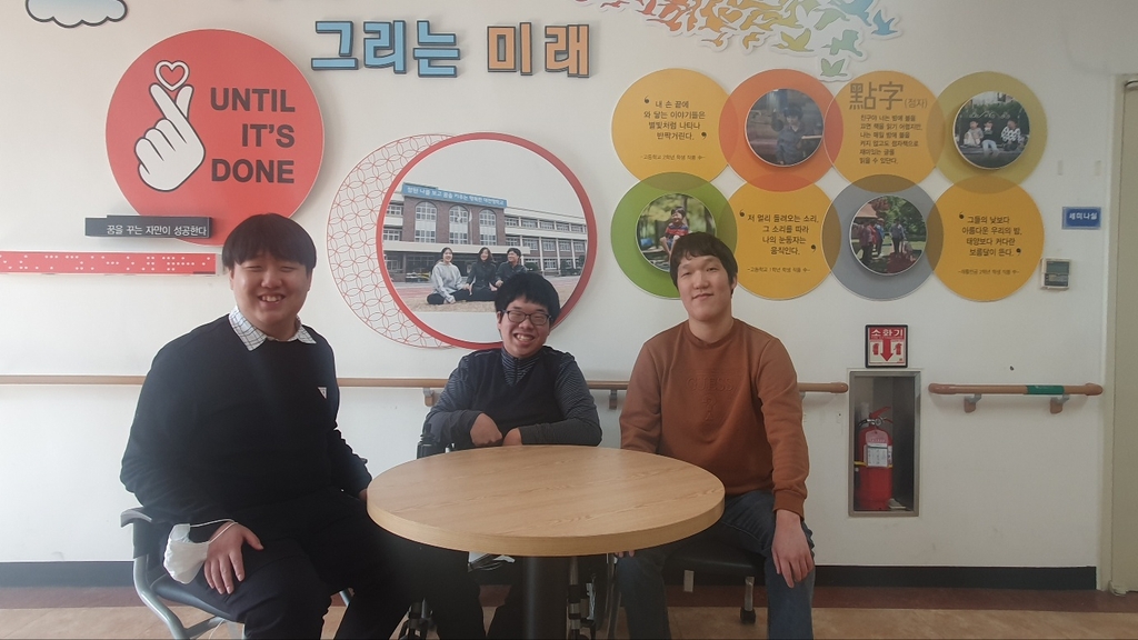 대전맹학교 학생 3명, 대학 합격·한국어강사 취업 동시에 이뤄