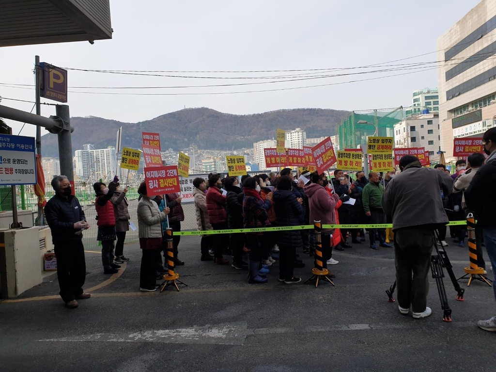 [현장in] 1년째 건물 짓고도 못 쓰는 '자갈치 아지매 시장'