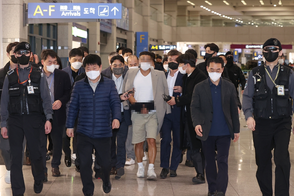 [사진톡톡] 김성태 전 회장 수행비서, 인천국제공항 도착