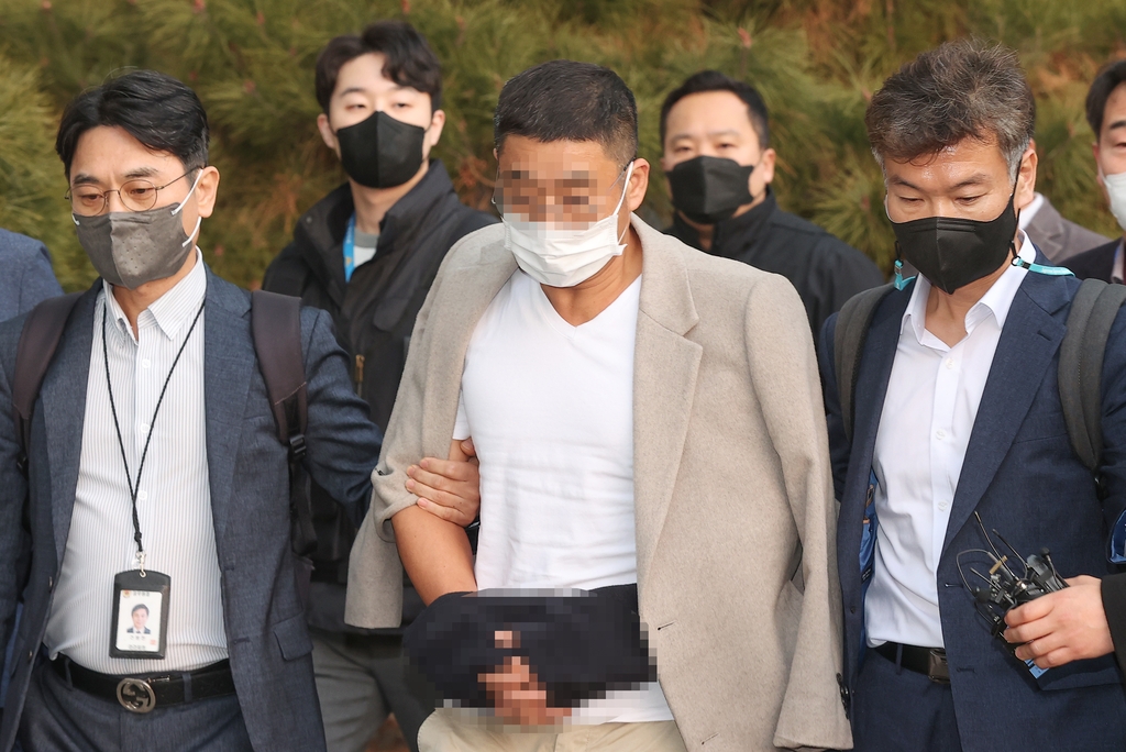 [사진톡톡] 김성태 전 회장 수행비서, 인천국제공항 도착