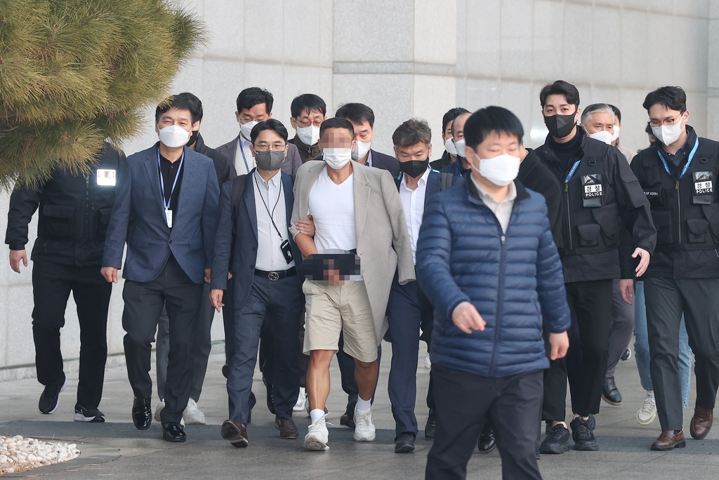 [사진톡톡] 김성태 전 회장 수행비서, 인천국제공항 도착