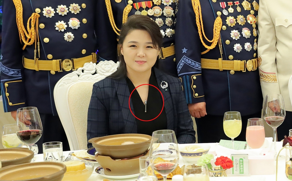 북, '존경하는 자제분' 김주애 띄우기…리설주는 ICBM 목걸이(종합)