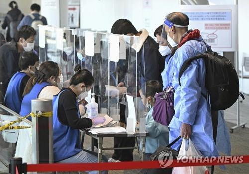 일본, 중국발 입국자 방역 완화 검토…항공편 증편도 허용