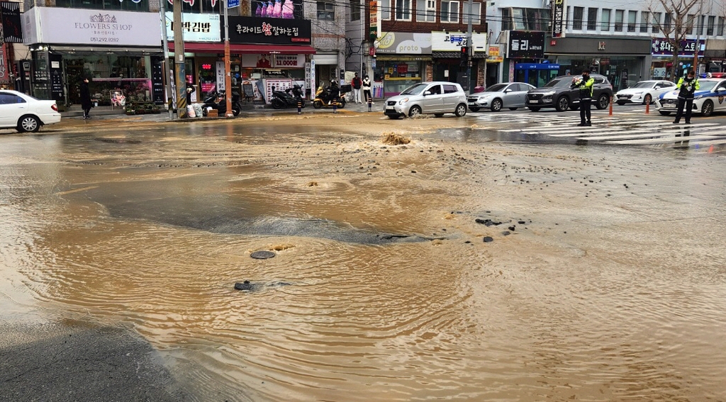 부산 사하구서 상수도관 파열로 도로 침수…차량 통제