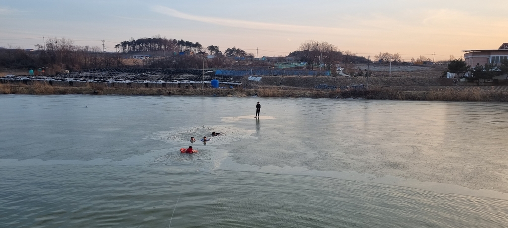 저수지 얼음 깨지며 중학생들 물에 빠졌다가 구조돼