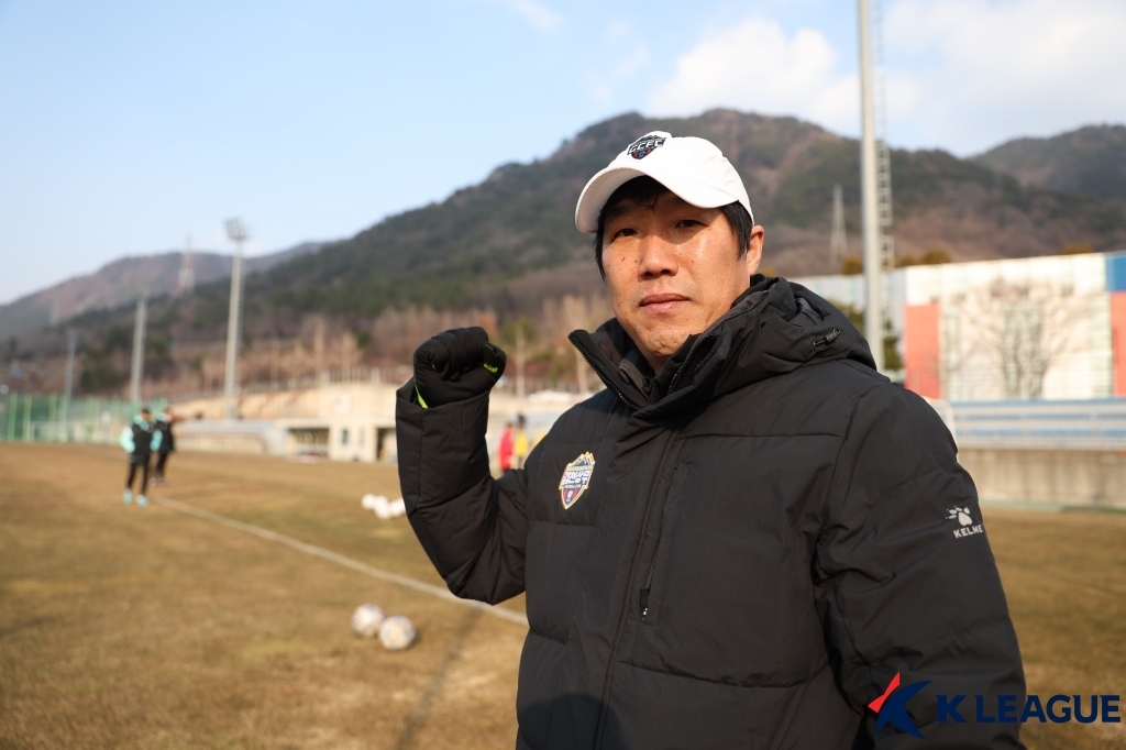 프로축구 김천 성한수 감독 "20승 이상 거둬 1부로 직행하겠다"