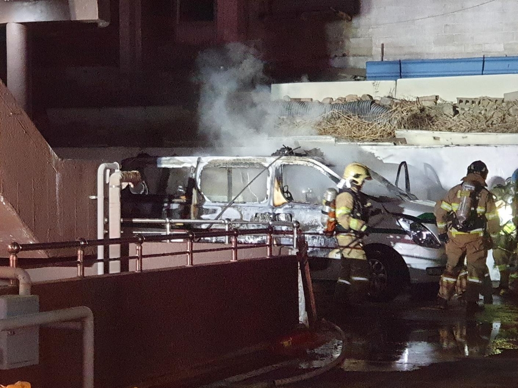 인천 청학동서 주차된 사설 구급차에 불…차량 전소
