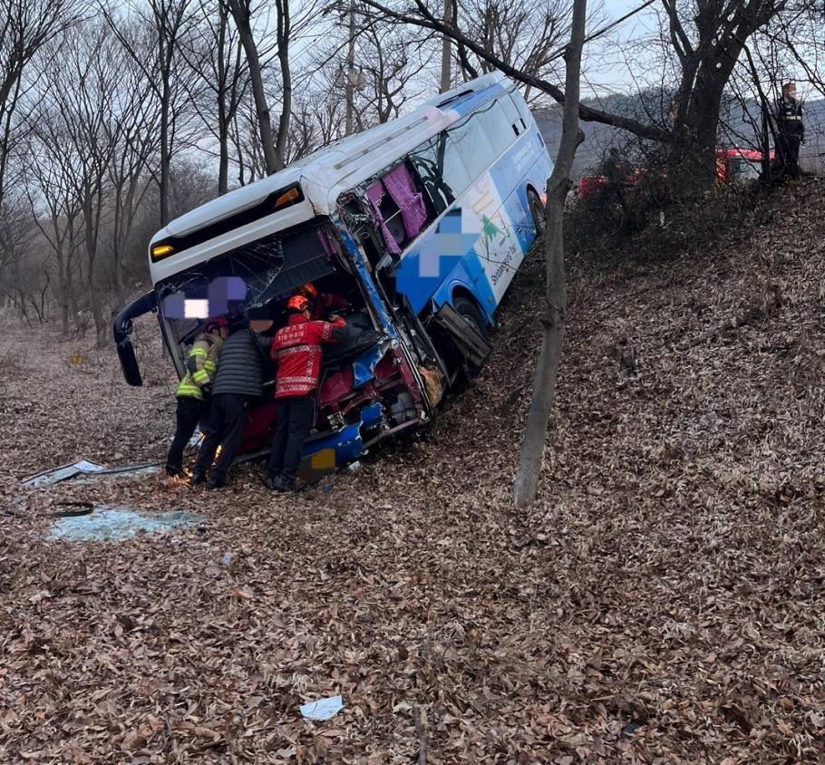 '80대 노인 운전' 통근버스 언덕 아래로 굴러…22명 부상
