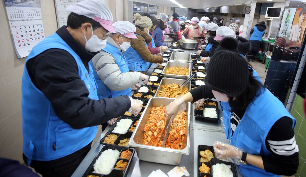 "사람 접촉 힘들어요"…고립된 쪽방에 온기 전하는 봉사자들