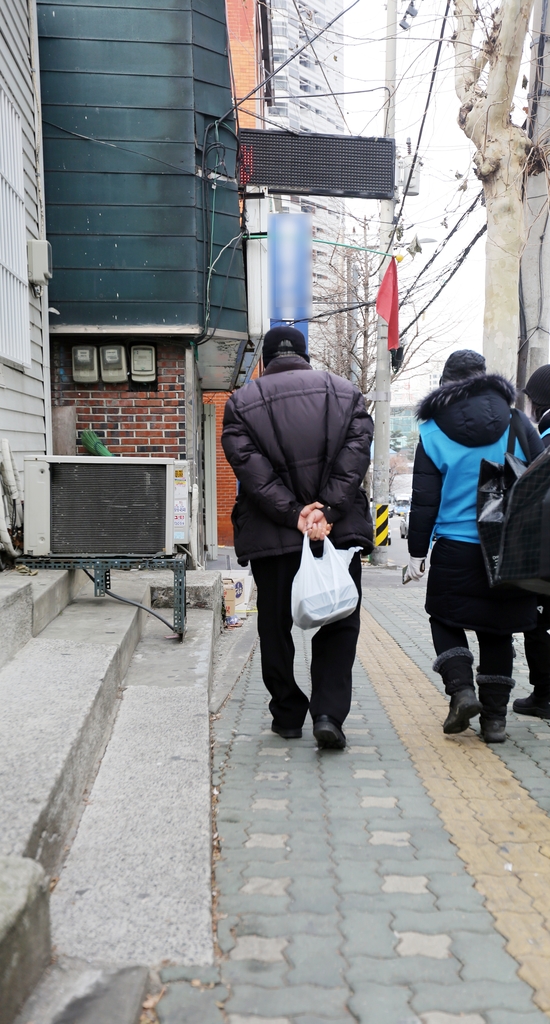 "사람 접촉 힘들어요"…고립된 쪽방에 온기 전하는 봉사자들