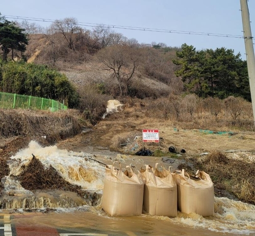 '가뭄에 귀한 식수 콸콸' 광주 정수장 고장에 단수(종합)