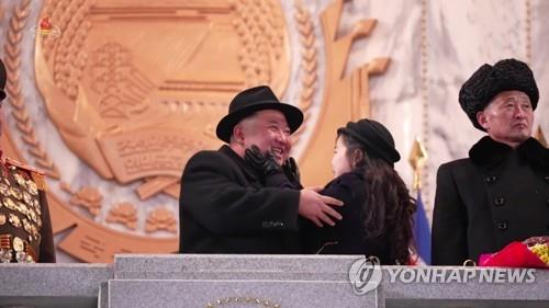 전문가 "김주애 절제된 태도 안보여…후계자설은 섣불러"