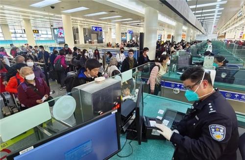 중국 국경개방 이후 출입국 인원 급증…선전 150만명 달해