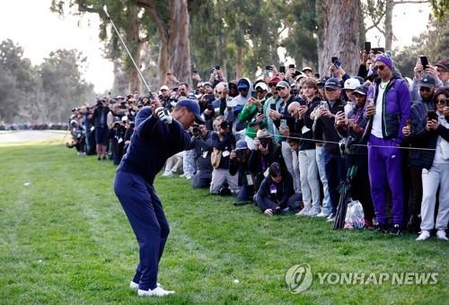 '7개월 만에 출전' 우즈, 338야드 장타쇼…3연속 버디·2언더파(종합)