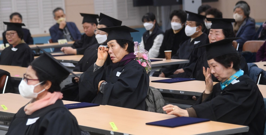 "건강 허락하면 대학 가고 싶어요" 79세 거창 만학도 할머니