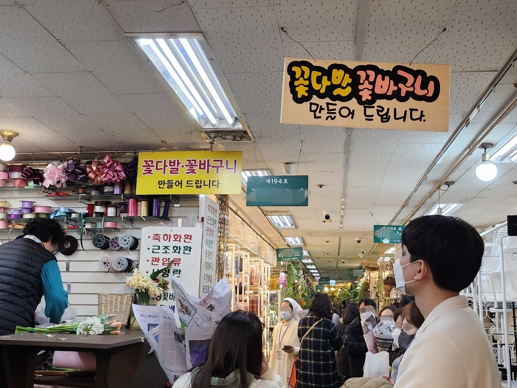 "졸업식 꽃다발 너무 비싸" 꽃집 대신 도매시장 생화 구매