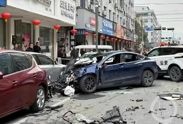 중국서 또 테슬라 '광속 질주' 사고…1명 사망 1명 부상