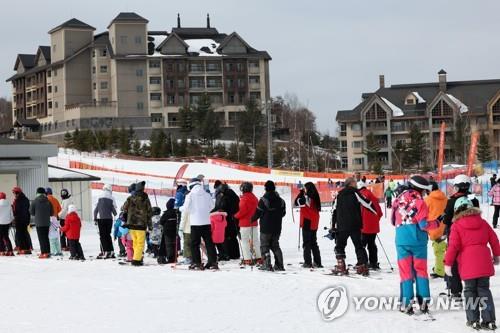 "겨울 끝자락 즐기자"…스키장·제주 해변 등 나들이 인파