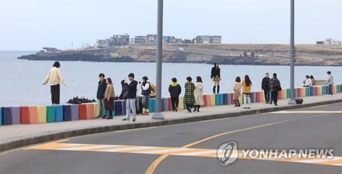 "겨울 끝자락 즐기자"…스키장·제주 해변 등 나들이 인파