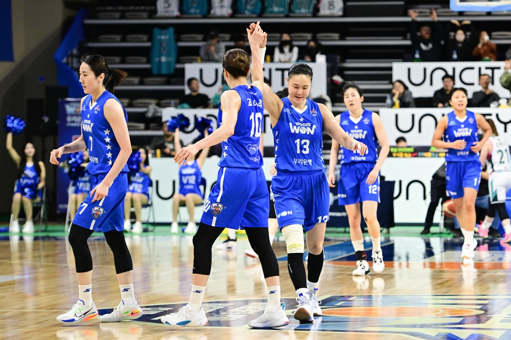 여자농구 1위 확정한 우리은행, 최하위 하나원큐 완파하고 5연승